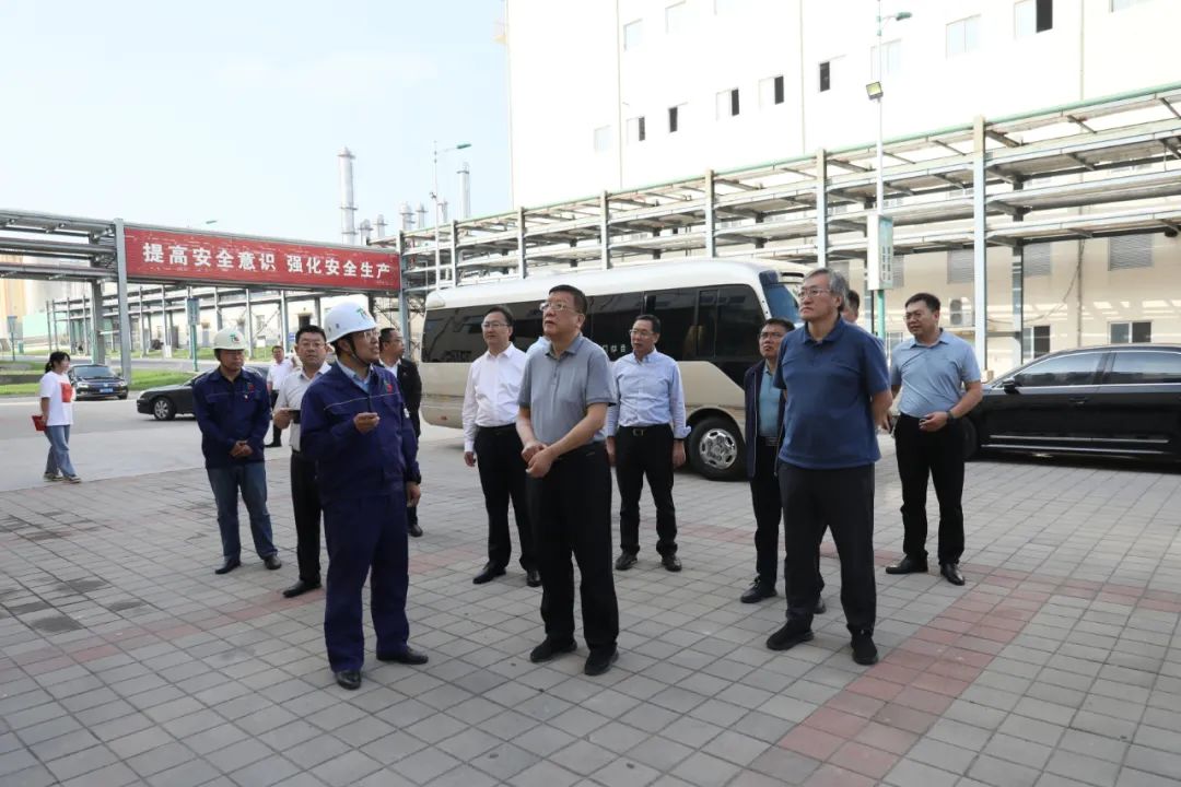 自治區(qū)副主席白清元來元寶山區(qū)調研