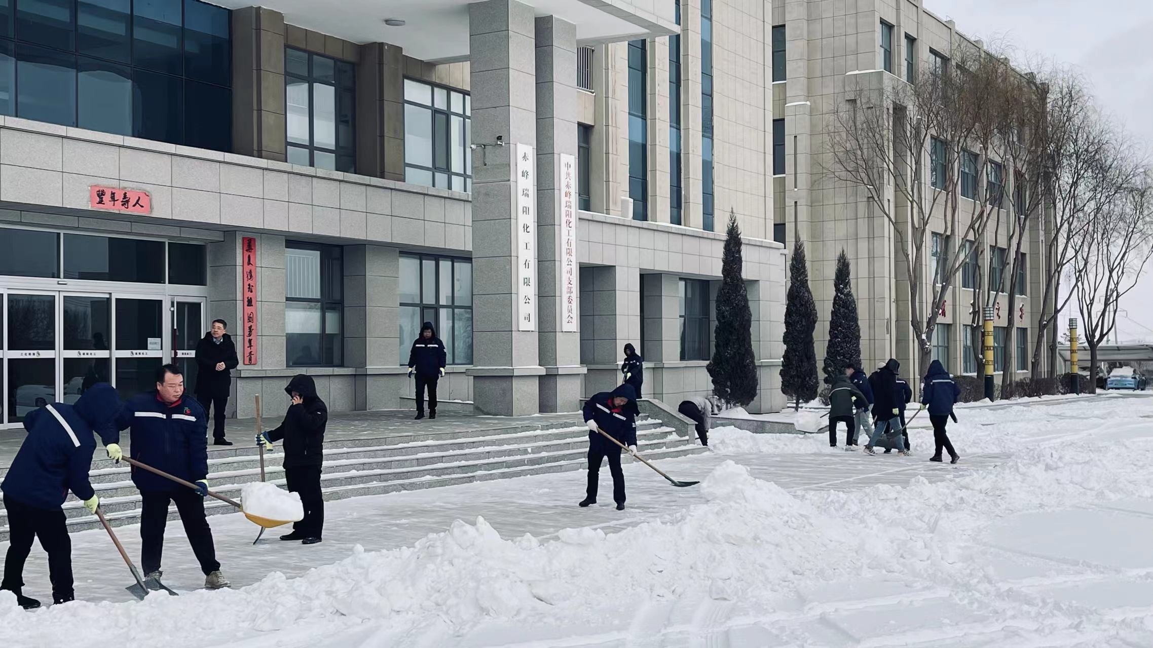 不畏嚴(yán)寒，除雪保安全出行